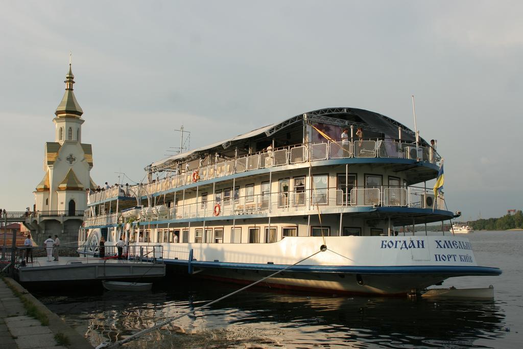 Hotel Bogdan Khmelnytskyi Kiew Exterior foto